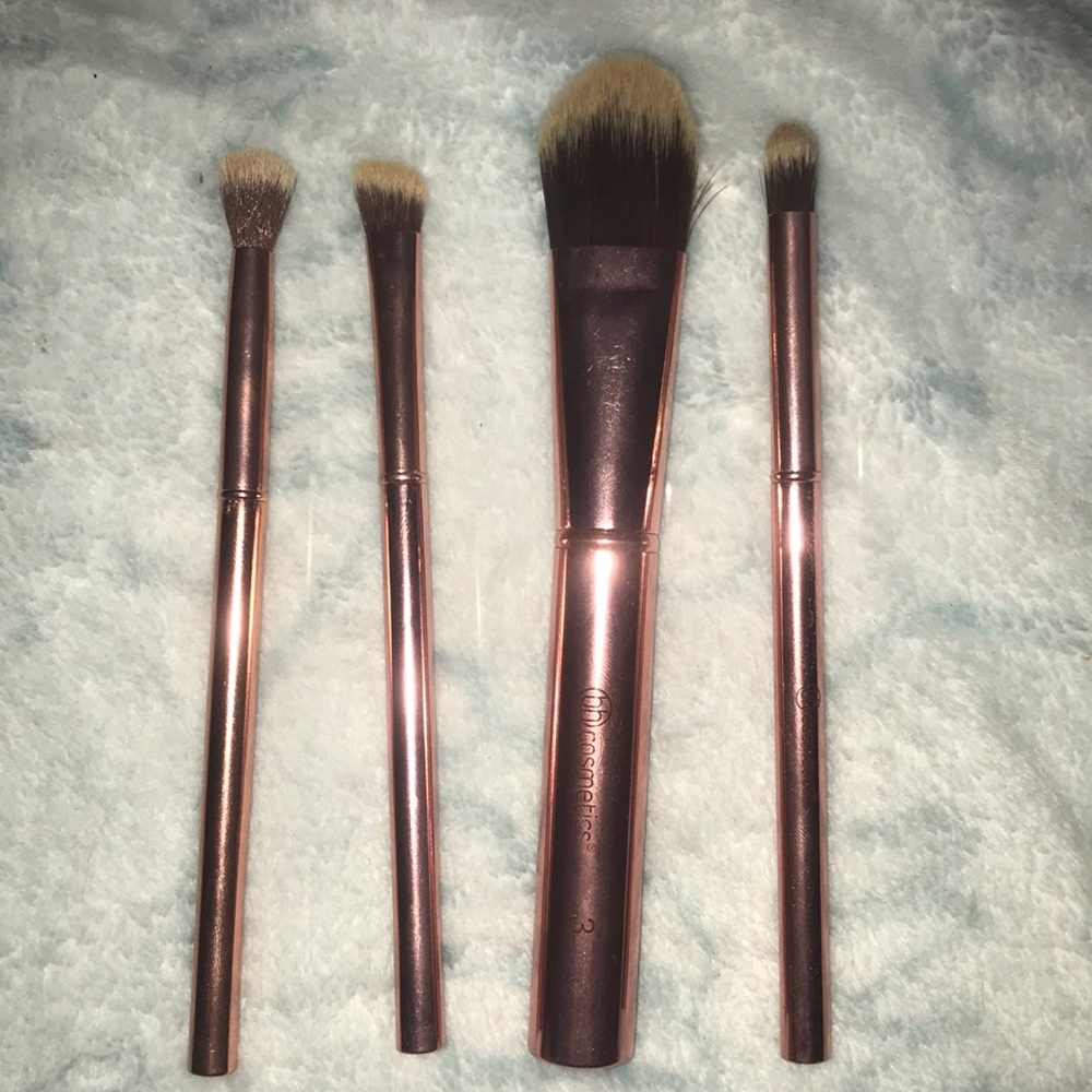 4 makeup brushes